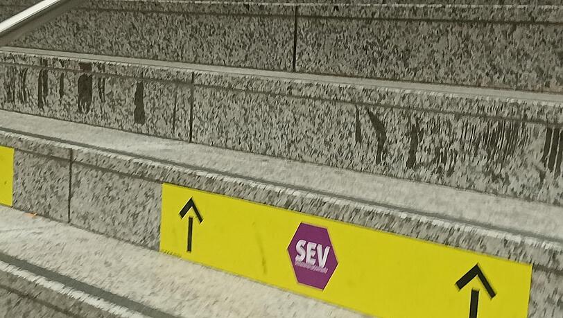 Sogar auf den Treppen weist die MVG den Weg zum Schienenersatzverkehr (SEV), hier am U-Bahnhof Goetheplatz. Sogar auf den Treppen weist die MVG den Weg zum Schienenersatzverkehr (SEV), hier am U-Bahnhof Goetheplatz.