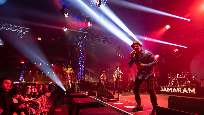 Mit Livebands wie Jamaram und DJs auf Tollwood ins Neue Jahr feiern.