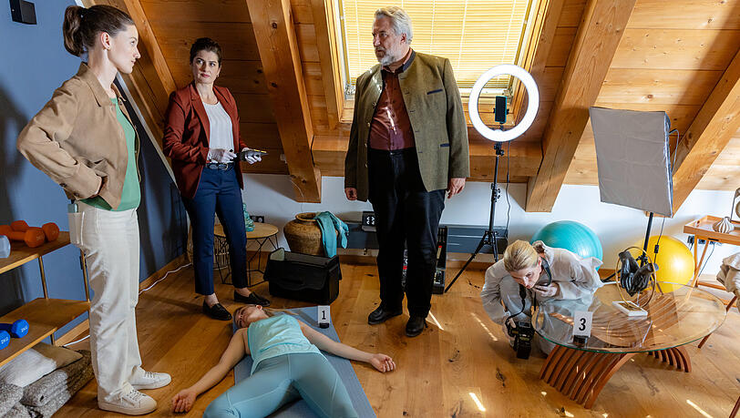 Am Tatort kann sich Anton Stadler (Dieter Fischer, m.) nicht so richtig auf die Arbeit konzentrieren.