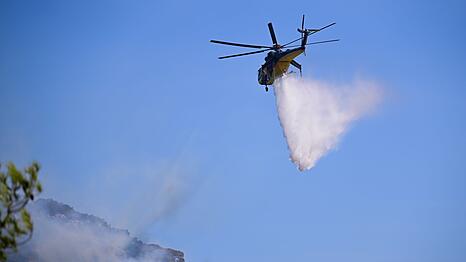 Der Wind ist so stark, dass die L&ouml;schflugzeuge und -hubschrauber die L&ouml;scharbeiten einstellen mussten. (Archivbild)