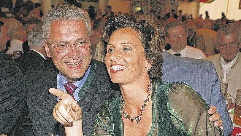 Guter Laune bei der Eröffnung des Berliner Oktoberfestes: die Minister Joachim Herrmann und Christine Haderthauer. Fotos: Mike Schmalz Guter Laune bei der Eröffnung des Berliner Oktoberfestes: die Minister Joachim Herrmann und Christine Haderthauer. Fotos: Mike Schmalz