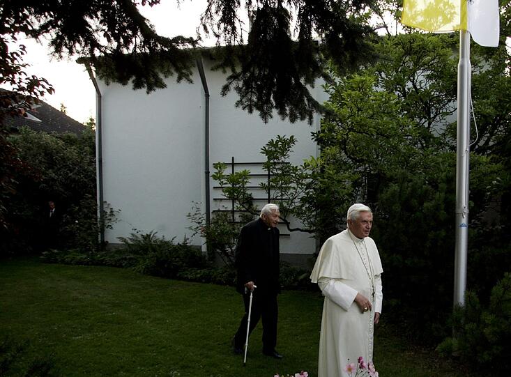 Papst Benedikt XVI. (r.) geht mit seinem Bruder Georg Ratzinger durch den Garten seines ehemaligen Wohnhauses in Pentling bei Regensburg (Foto vom 13.09.06).