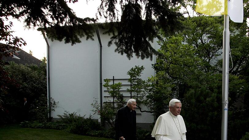 Papst Benedikt XVI. (r.) geht mit seinem Bruder Georg Ratzinger durch den Garten seines ehemaligen Wohnhauses in Pentling bei Regensburg (Foto vom 13.09.06). Papst Benedikt XVI. (r.) geht mit seinem Bruder Georg Ratzinger durch den Garten seines ehemaligen Wohnhauses in Pentling bei Regensburg (Foto vom 13.09.06).
