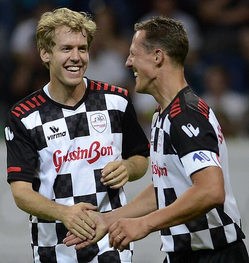 Daniela Katzenberger auf dem Fußballplatz? Das passt bei vielen nicht ins Bild - dennoch machte die Soap-Queen in Frankfurt beim Benefizturnier des Formel 1-Teams "Nazionale Piloti" eine gute Figur am Ball. Mit dabei waren neben den Motorsport-Stars um Michael Schumacher und Sebastian Vettel auch zahlreiche weitere Promis wie Elton, Tim Bendzko, Sven Hannawald, Mark Keller, Birgit Prinz, Giovanni Zarella auf dem Platz unterwegs. Sehen Sie hier die besten Bilder.