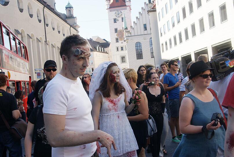 Die neue Staffel von "The Walking Dead" startet demnächst wieder bei FOX. Fans dieser Thriller- Reihe aus aller Welt feiern das auf sehr spekakuläre Art und Weise: Mit einem Zombiewalk. Übel zugerichtet und mit Kunstblut übersät erschrecken gut 700 Fans die Münchner am Karlsplatz Stachus. Die schrägsten Bilder.