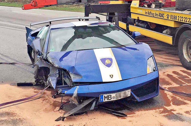 Der Lamborghini nach dem Unfall - die rechte Seite des Wagens ist zerstört.