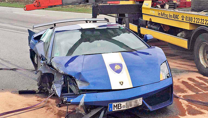 Der Lamborghini nach dem Unfall - die rechte Seite des Wagens ist zerstört. Der Lamborghini nach dem Unfall - die rechte Seite des Wagens ist zerstört.