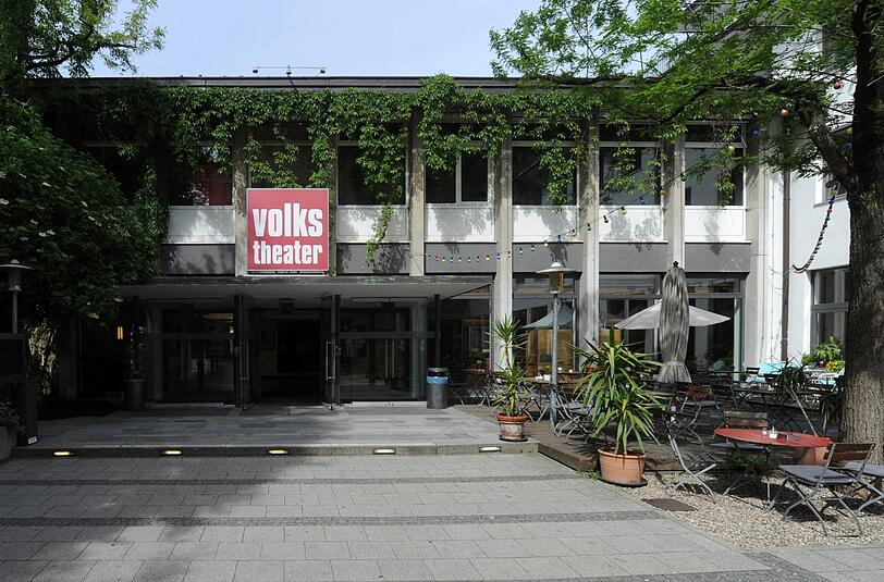 Volkstheater: 225 Vorstellungen im Haupthaus zogen 103 000 Besucher an (Auslastung: 80 Prozent). Das deckte nur ein Fünftel der Ausgaben von 9,81 Millionen Euro. Die Stadt legte 8 Millionen Euro drauf &ndash; und sponserte so jedes Ticket mit 77,67 Euro. Eintrittspreise 2016: 8 bis 34 Euro.