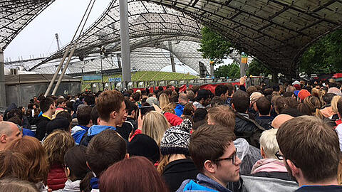 Coldplay? - Wetplay! - Im Münchner Regen warten die Fans auf den Einlass ins Olympiastadion.