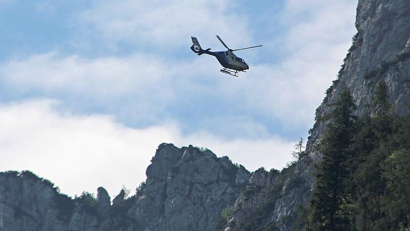 Der Bergsteiger stürzte 100 Meter in die Tiefe - die Rettungskräfte konnten nur noch seinen Tod feststellen.