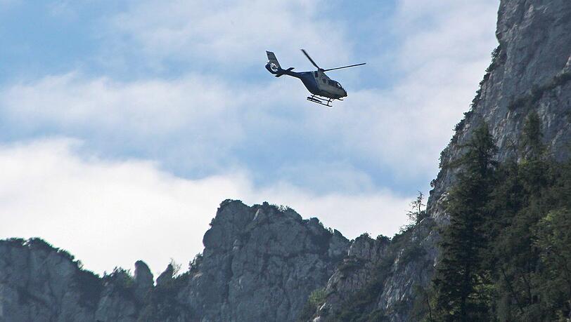 Der Bergsteiger stürzte 100 Meter in die Tiefe - die Rettungskräfte konnten nur noch seinen Tod feststellen. Der Bergsteiger stürzte 100 Meter in die Tiefe - die Rettungskräfte konnten nur noch seinen Tod feststellen.