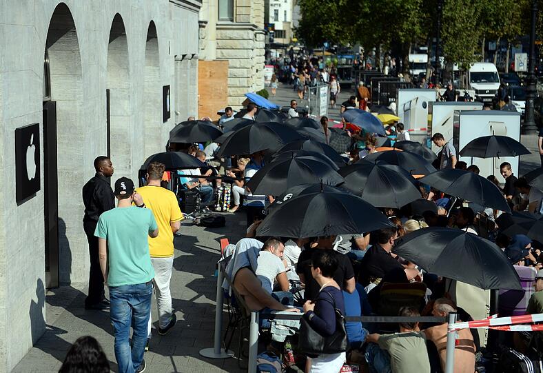 Auch vor dem Apple-Store in Berlin haben Ungeduldige ihre Campingstühle mitgebracht.