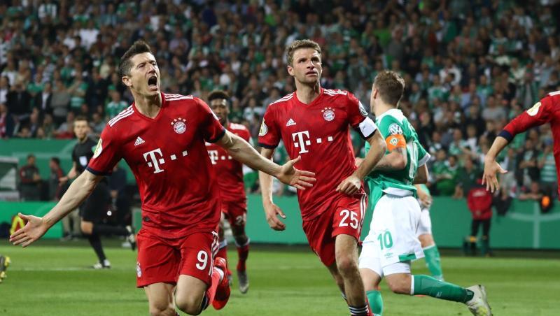 Thomas Müller (M) feiert mit Elfmeterschütze Robert Lewandowski (l) das 3:2 in Bremen. Thomas Müller (M) feiert mit Elfmeterschütze Robert Lewandowski (l) das 3:2 in Bremen.