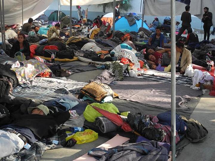 Migranten campieren in der Sportanlage Benito Juárez. Zwischen 2000 und 2500 Migranten sind dort untergebracht und warten darauf Asyl in den USA zu bekommen.