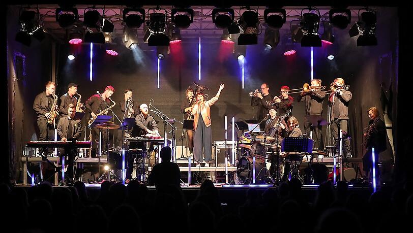Mit 15 Musikern ist die Bühne im Prantlgarten am Donnerstag voll. Fiva und die Jazzrausch Bigband holen die Landshuter nach und nach von ihren Stühlen - bis zum Schluss alle stehen.
