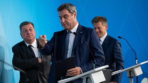 Sie alle sind Zeugen im U-Ausschuss: Bayerns Ministerpräsident Markus Söder (M.), Bayerns Verkehrsminister Christian Bernreiter (l.) und Richard Lutz, Vorstandsvorsitzender der Deutschen Bahn. (Archivbild)