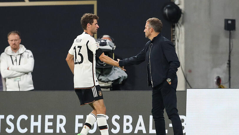 Hansi Flick (re.) nominierte Thomas Müller für die WM in Katar.