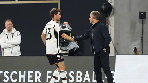 Hansi Flick (re.) nominierte Thomas Müller für die WM in Katar.