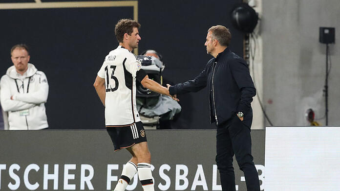 Hansi Flick (re.) nominierte Thomas Müller für die WM in Katar.