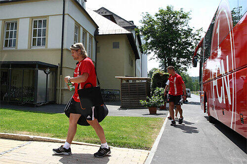 Einzug der Cluberer ins Hotel &bdquo;Sonnenhof&ldquo;: Der slowakische Neuzugang Mario Breska (vorn) ist zum ersten Mal Gast im Nürnberger Stammquartier.