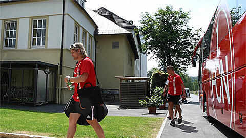 Einzug der Cluberer ins Hotel &bdquo;Sonnenhof&ldquo;: Der slowakische Neuzugang Mario Breska (vorn) ist zum ersten Mal Gast im Nürnberger Stammquartier.