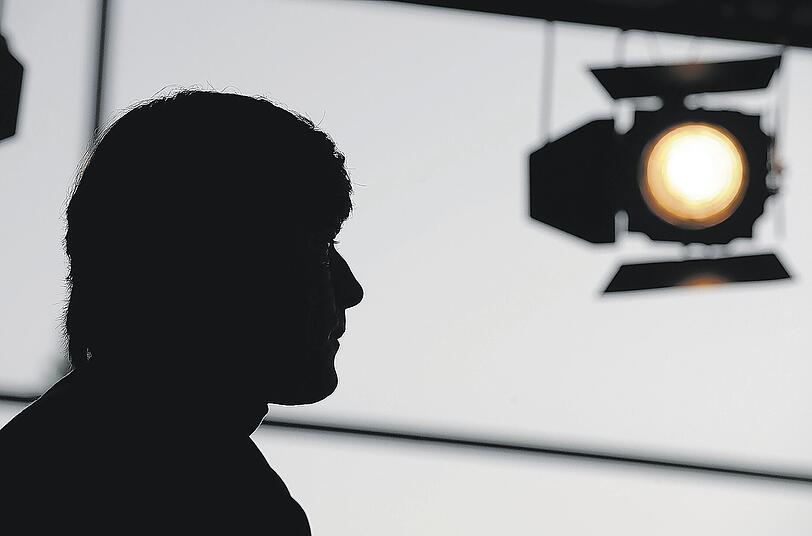 Die Silhouette ist unverkennbar: Bundestrainer Joachim Löw gestern in Düsseldorf.