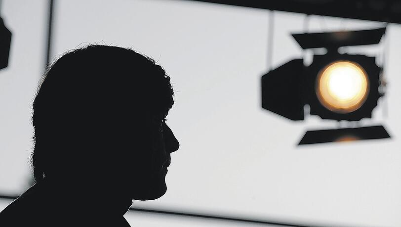 Die Silhouette ist unverkennbar: Bundestrainer Joachim Löw gestern in Düsseldorf. Die Silhouette ist unverkennbar: Bundestrainer Joachim Löw gestern in Düsseldorf.