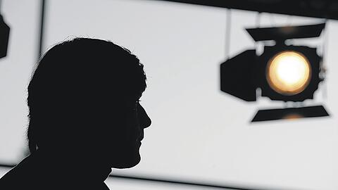 Die Silhouette ist unverkennbar: Bundestrainer Joachim Löw gestern in Düsseldorf.