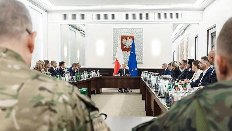 Polens Ministerpräsident Donald Tusk berief nach dem Vorfall eine außerordentliche Regierungssitzung mit Vertretern des Militärs ein. Polens Ministerpräsident Donald Tusk berief nach dem Vorfall eine außerordentliche Regierungssitzung mit Vertretern des Militärs ein.