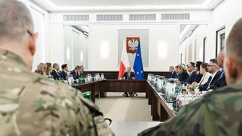 Polens Ministerpräsident Donald Tusk berief nach dem Vorfall eine außerordentliche Regierungssitzung mit Vertretern des Militärs ein.