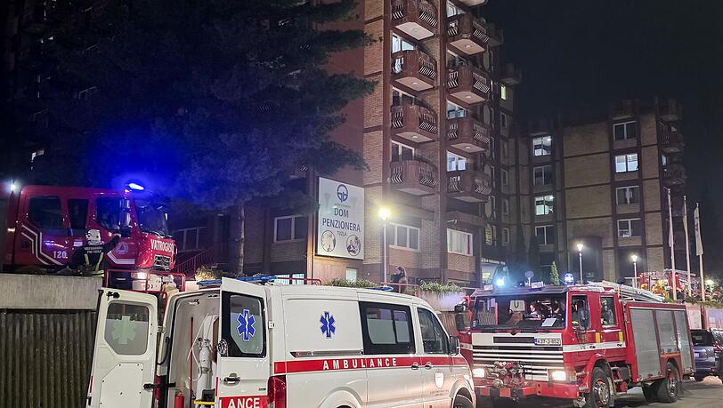 Beim Brand in einem Altenheim in der bosnischen Stadt Tuzla kamen mindestens elf Menschen ums Leben. Beim Brand in einem Altenheim in der bosnischen Stadt Tuzla kamen mindestens elf Menschen ums Leben.