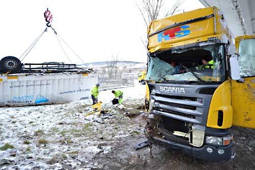 Zugmaschine und Auflieger des verunglückten Lkw