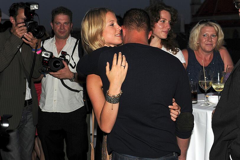 Hier noch kamerascheu mit seiner Freundin Svenja Holtmann, präsentiert sich Schauspieler Till Schweiger...