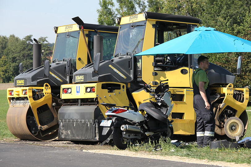 Böser Motorradunfall in Massing (Kreis Rottal-Inn): Ein Biker prallt frontal gegen eine Dampfwalze.