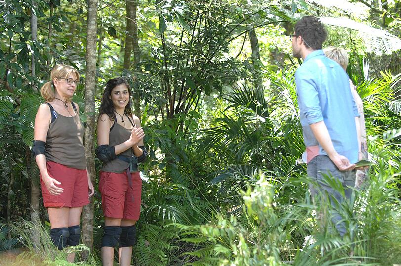 "Die Tribute von Murwillumbah": In die letzte Dschungelprüfung vor dem Finale haben die verbliebenen vier Camper Maren Gilzer (44, l.) und Tanja Tischewitsch (24) nominiert. Moderatorin Sonja Zietlow und Moderator Daniel Hartwich begrüßen die beiden.