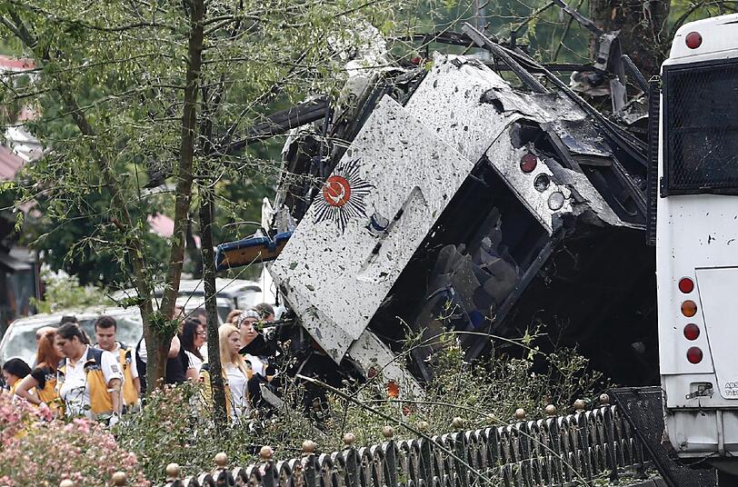 Im Bezirk Beyazit in Istanbul ging eine Autobombe hoch, als ein Bus mit türkischen Polizisten vorbeifuhr.