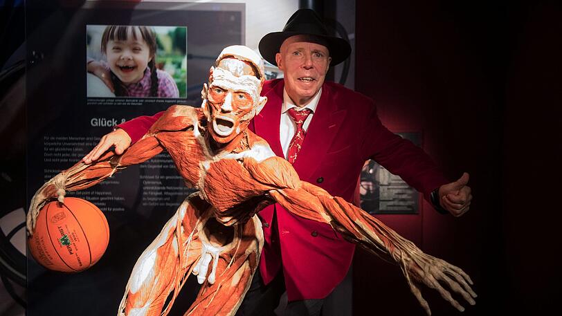 Der Plastinator Gunther von Hagens steht am 27.09.2017 in einer neuen Dauerausstellung im Alten Hallenbad in Heidelberg hinter einem Ganzkörperplastinat.