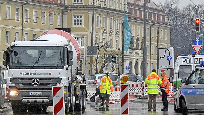 Die Unfallstelle: Polizisten rund um den Betonmischer an der Kreuzung Garmischer-/Waldfriedhofstraße. Die Unfallstelle: Polizisten rund um den Betonmischer an der Kreuzung Garmischer-/Waldfriedhofstraße.