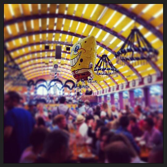 Auch Spongebob Schwammkopf hat ganz offensichtlich seinen Spaß auf der Wiesn.