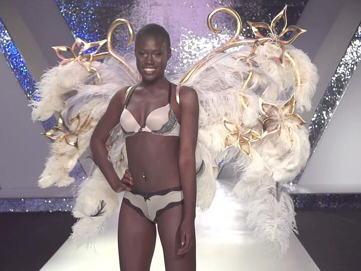 Aminata bei ihrem sexy "Victoria's Secret"-Walk