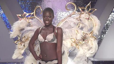 Aminata bei ihrem sexy "Victoria's Secret"-Walk