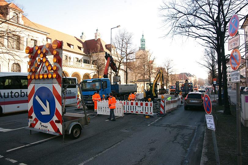 Ein Loch und ärgerliche Behinderungen für die Autofahrer: So sieht es am Mittwoch auf der Prinzregentenstraße aus.