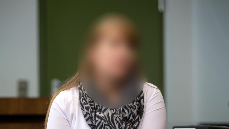Die wegen versuchten Mordes Angeklagte sitzt vor Prozessbeginn im Gerichtssaal. Foto: Sina Schuldt Die wegen versuchten Mordes Angeklagte sitzt vor Prozessbeginn im Gerichtssaal. Foto: Sina Schuldt