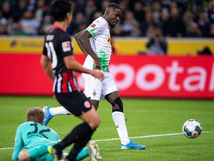 Marcus Thuram (r) traf für Gladbach zum 1:0.