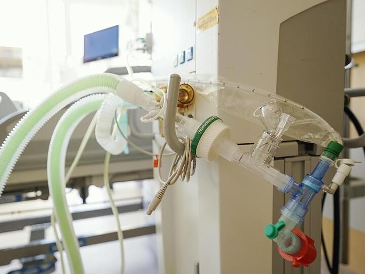Ein Beatmungsgerät steht vor einem Bett auf einer Intensivstation. Foto: Uwe Anspach/dpa/Archivbild