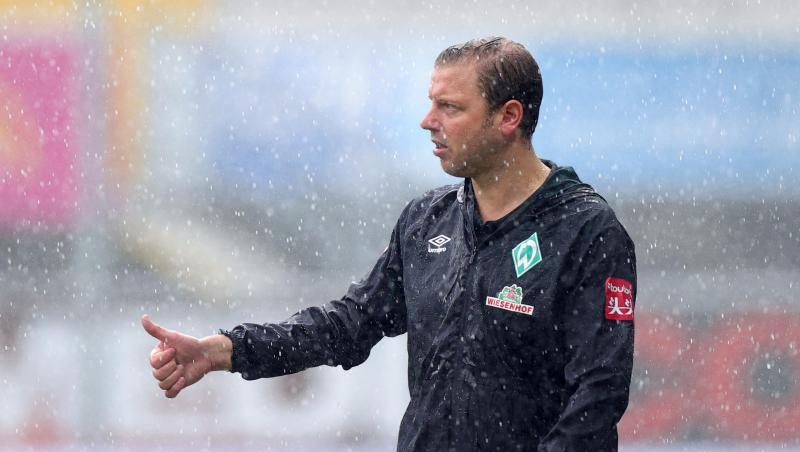 Florian Kohfeldt von Werder Bremen steht im strömenden Regen. Foto: Friedemann Vogel/EPA/Pool/dpa/Archivbild Florian Kohfeldt von Werder Bremen steht im strömenden Regen. Foto: Friedemann Vogel/EPA/Pool/dpa/Archivbild