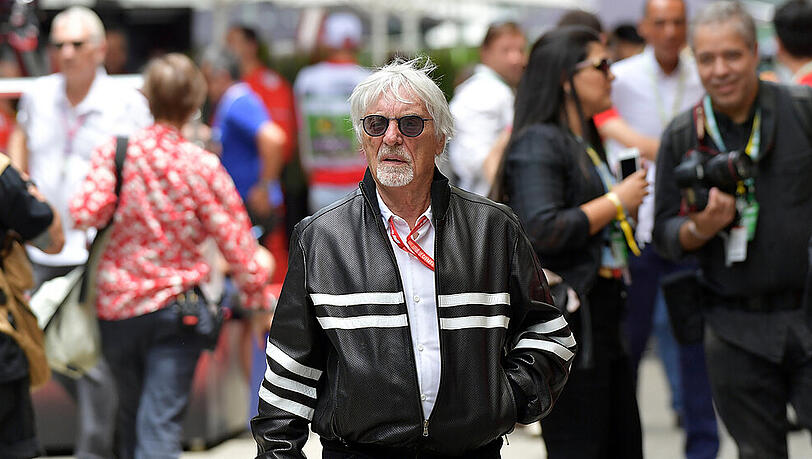Wenn Bernie Ecclestone durch die Formel-1-Boxengasse schreitet, sind alle Blicke auf ihn gerichtet Wenn Bernie Ecclestone durch die Formel-1-Boxengasse schreitet, sind alle Blicke auf ihn gerichtet