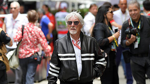 Wenn Bernie Ecclestone durch die Formel-1-Boxengasse schreitet, sind alle Blicke auf ihn gerichtet