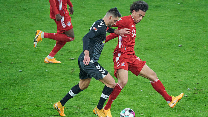 Eine Szene mit Symbolcharakter: In der Schlussphase verfolgte Leroy Sané den Freiburger Vincenzo Grifo bis weit in die eigene Hälfte und nahm ihm den Ball ab.