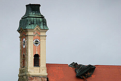 Vom Winde verweht: Kirchturmspitze der Asam-Basilika in Osterhofen-Altenmarkt